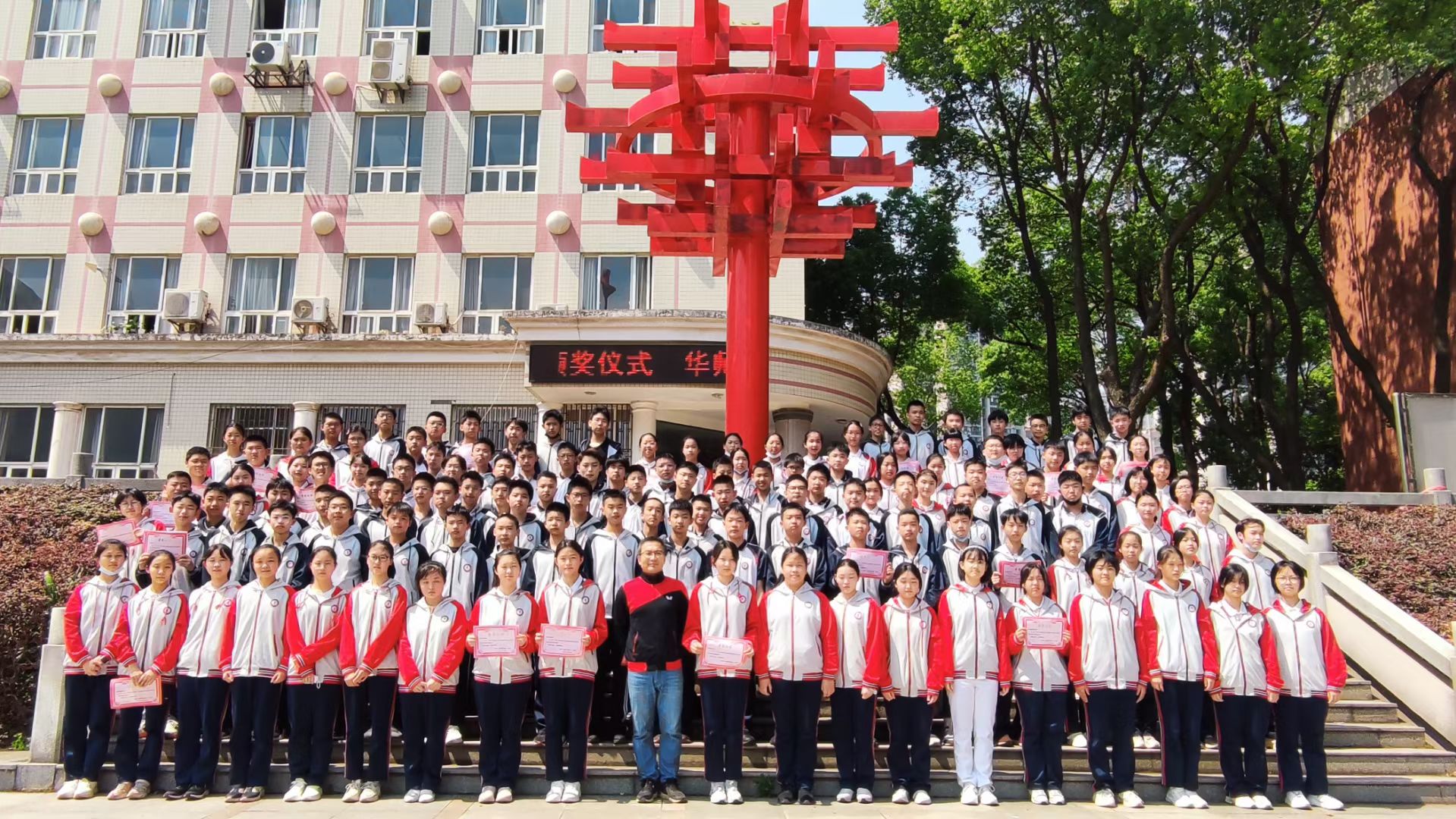 C位担当（与年级历史满分学生合影）.jpg